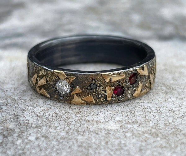 BOULDER RING WITH GARNETS AND DIAMONDS