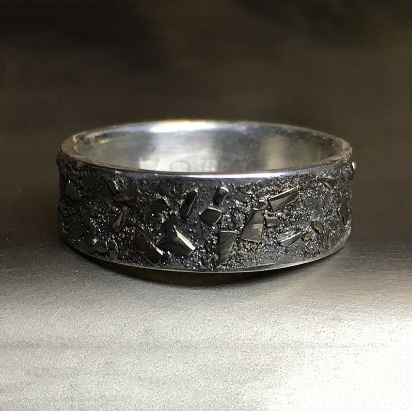 LIGHT AND DARK BOULDER RING